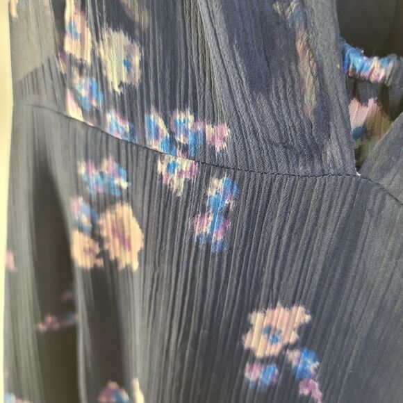 A Pea In The Pod Halter Style Floral Crepe Maternity Dress - Picture 3 of 10